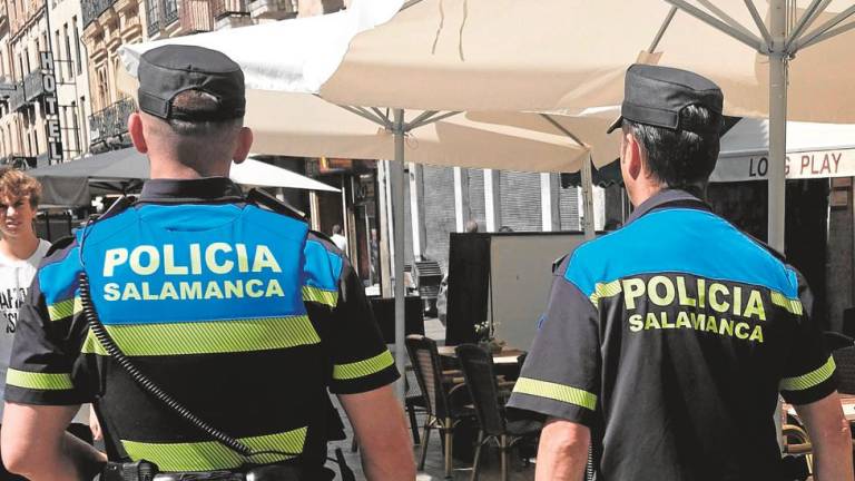policías locales de salamanca de servicio con uniforme