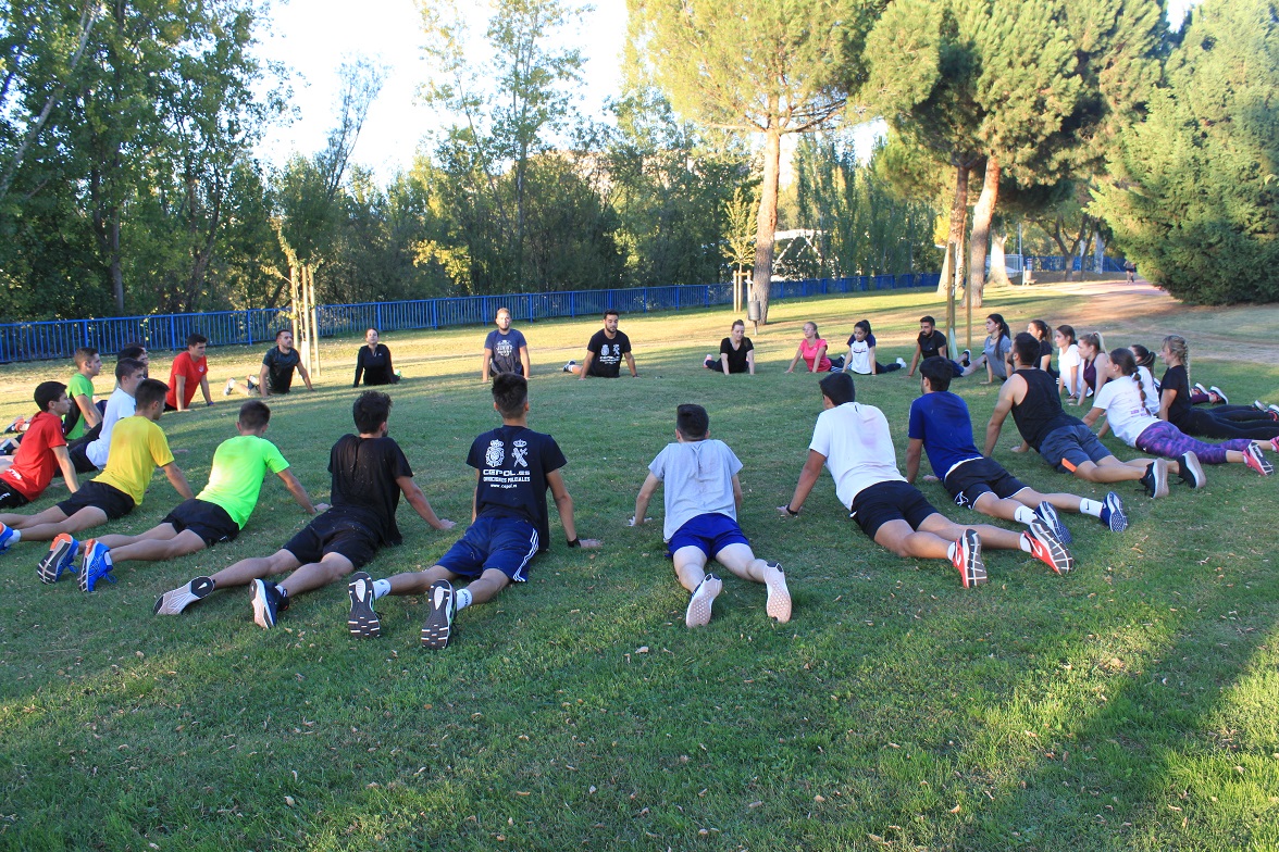 alumnos de la academia entrenando pruebas físicas
